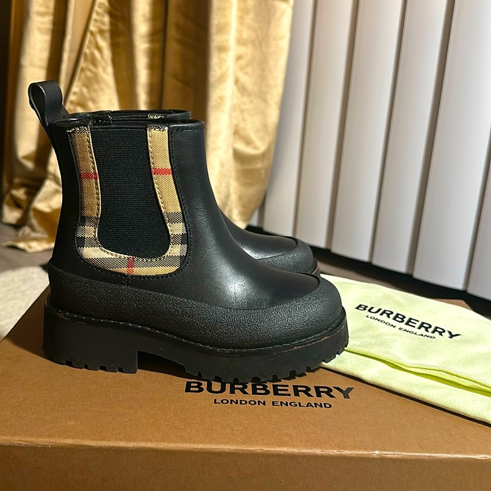 Burberry London Girls Chelsea boot